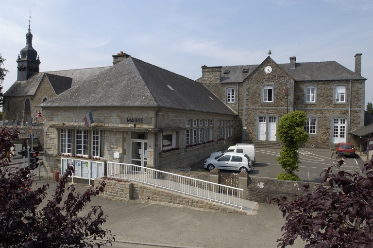 Mairie et école, rue de Chateaubriand (La Chapelle-aux-Filtzméens)