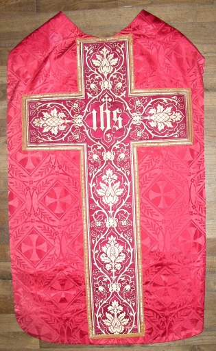 Ornement rouge : chasuble, bourse de corporal, étole et voile de calice