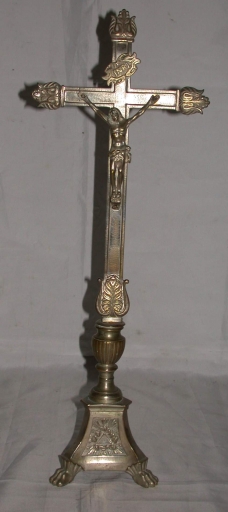 Garniture d'autel 4 : croix et série de 10 chandeliers