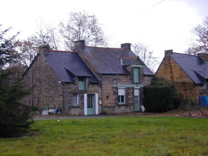 Alignement de trois maisons, la Costardais (Pipriac)