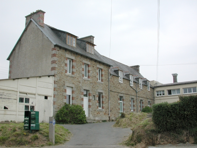 Ancienne école, actuellement maison, 2 rue de Guermerrien (Ploumilliau)