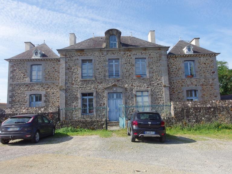 Place du Château (Hédé fusionnée avec Bazouges-sous-Hédé pour former la commune de Hédé-Bazouges en 2009)