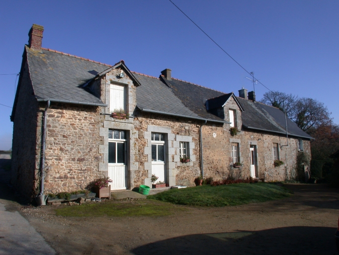 Maisons, alignement de deux logis, la Saulnerie (Le Pertre)