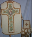 Ornement blanc 4 : chasuble, bourse du corporal, étole, manipule, voile du calice