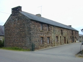 Alignement de trois logis de fermes, l'Eméheuc ; Laimeheuc (Maxent)