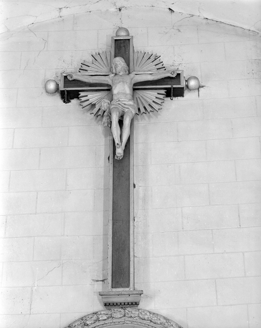 Croix (crucifix), bas-relief : armoiries, Christ en croix, église paroissiale Notre-Dame (La Couyère)