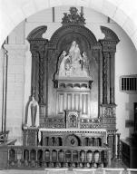 Autel, retable, tabernacle, gradins d'autel (2) (autel secondaire, autel tombeau, retable architecturé) : du rosaire, style néo-gothique, église paroissiale Saint-Colomban (Plougoulm)