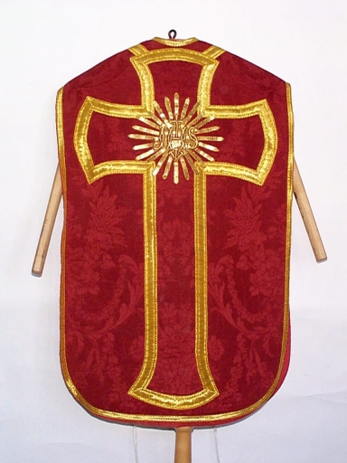 Ornement rouge 1 : chasuble, étole, bourse de corporal, voile de calice