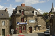 Maison à boutique, 23-25 place de la Mairie (Hédé fusionnée avec Bazouges-sous-Hédé pour former la commune de Hédé-Bazouges en 2009)