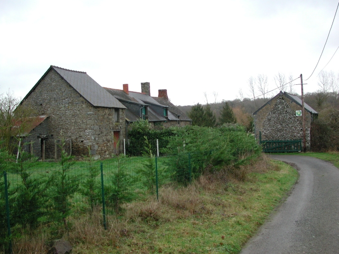 Alignement de maisons, les Rousselais (Saint-Pierre-de-Plesguen fusionnée en Mesnil-Roc'h en 2019)