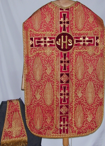 Ornement rouge 2 : chasuble, étole