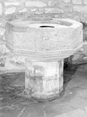 Fonts baptismaux (cuve baptismale à infusion), église paroissiale Saint-Pierre-es-Liens (Plescop)