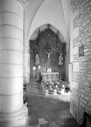 Autel, retable, statue (2), groupe sculpté (autel secondaire, autel tombeau, retable cadre) : Education de la Vierge, saint Cornély, Christ en croix, style néo-roman, église paroissiale Saint-Tugdual (Grand-Champ)