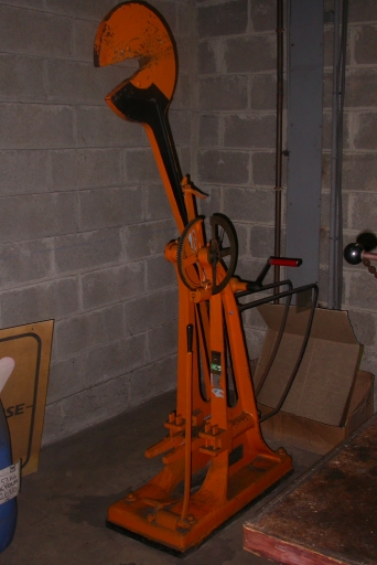 Machine à réaliser des essais mécaniques (Mouton-pendule système Charpy)