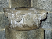 Chapiteau, bénitier