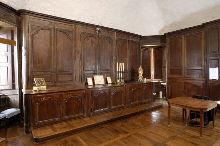 Meubles de sacristie : armoires, chasublier, confessionnal