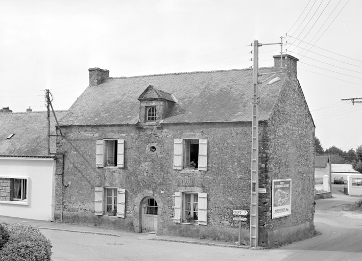 Maison, 10 place de l'Eglise (Grand-Champ)