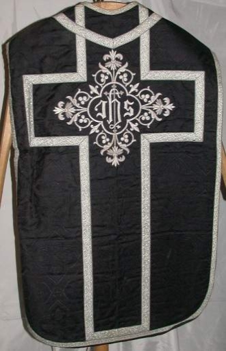 Ornement noir 3 : chasuble, bourse de corporal, étole, manipule, voile de calice
