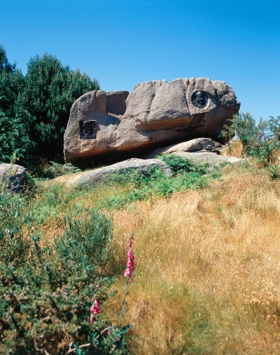 Monument dit La Roche des Martyrs, ou La Roche des Poètes, ou Le Rocher du Dante, ou La Roche des Soupirs, rue Gabriel-Vicaire, la Clarté (Perros-Guirec)