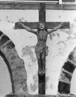 Croix : Christ en croix (2), abbaye de bénédictins Saint-Gildas, de bénédictins de la congrégation de Saint-Maur, de soeurs de la charité de Saint-Louis (Saint-Gildas-de-Rhuys)