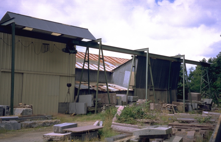 Carrière de granite, usine de taille de matériaux de construction Morel Granit, la Maladrerie (Saint-Marc-le-Blanc)