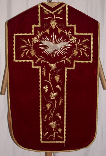 Ornement rouge 5 : chasuble, bourse de corporal, étole, manipule, voile de calice
