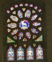 Verrière figurée décorative de la baie 17 : Symboles des évangélistes, Agneau aux septs sceaux, ornementation végétale