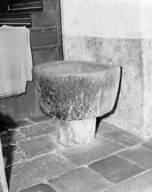 Bénitier, chapelle Sainte-Croix (Josselin)