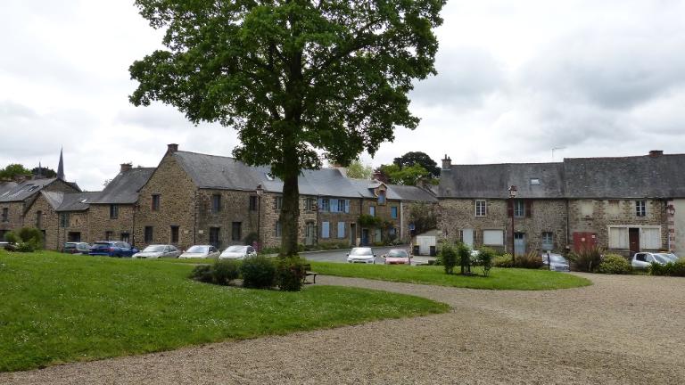 Place de l'église (Hédé fusionnée avec Bazouges-sous-Hédé pour former la commune de Hédé-Bazouges en 2009)