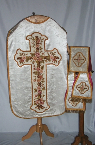 Ornement blanc 1 : chasuble, bourse de corporal, étole, manipule