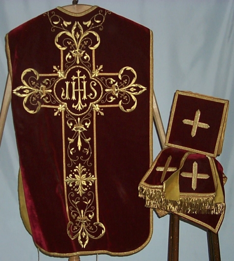 Ornement rouge 1 : chasuble, bourse de corporal, étole, manipule, voile de calice