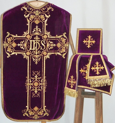 Ornement violet 4 : chasuble, bourse de corporal, étole, manipule, voile de calice