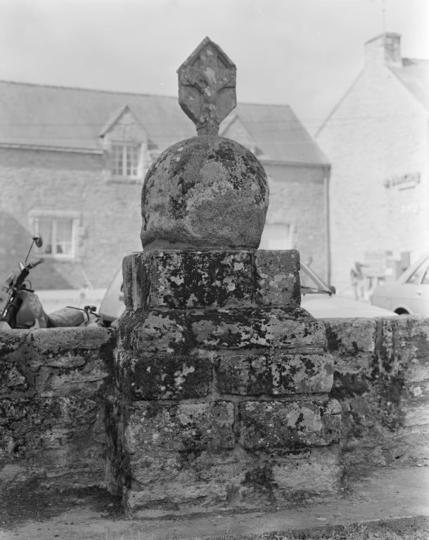 Croix monumentale, place de l' Eglise (Saint-Avé)