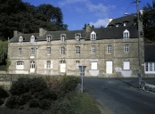 Maison ; café, 2, 4, 6 rue de la Grande Chaussée (Jugon-les-Lacs fusionnée en Jugon-les-Lacs - Commune nouvelle en 2016)