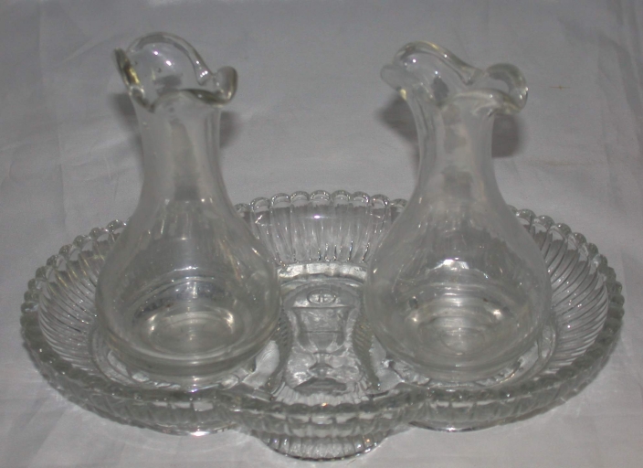 Paire de burettes et leur plateau