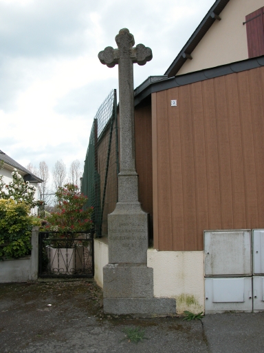 Croix de chemin, rue du Moulin (Noyal-Châtillon-sur-Seiche)