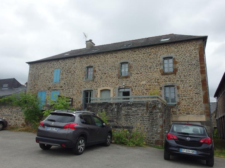 Maison, 3-5 place du Château (Hédé fusionnée avec Bazouges-sous-Hédé pour former la commune de Hédé-Bazouges en 2009)