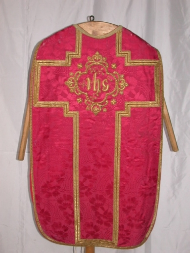 Ornement rouge 4 : chasuble, étole, manipule et bourse de corporal