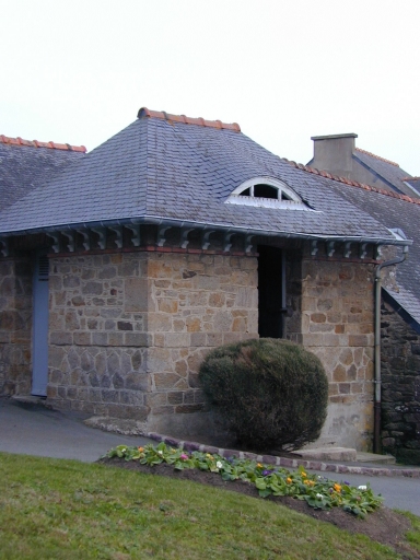 Latrines, Grande rue de la Poste (Saint-Coulomb)