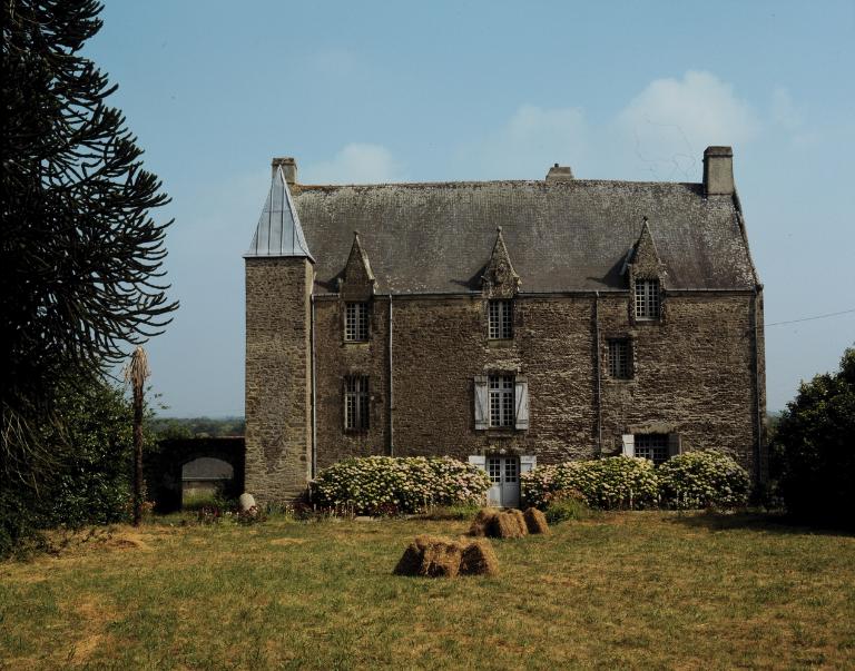 Manoir dit château de Sallarun, Salarün ; Sallarun (Theix fusionnée en Theix-Noyalo en 2016)