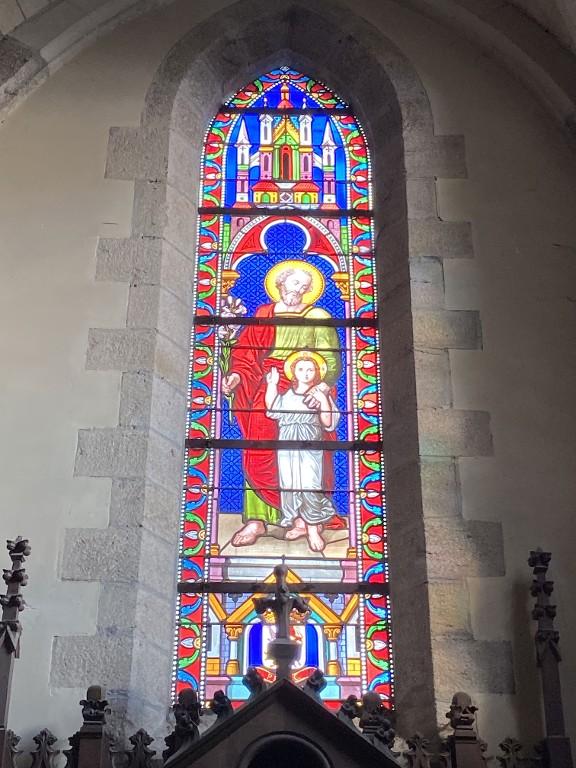 Ensemble de 13 verrières à personnages des baies 0 à 12 : Scènes de la vie et de la Passion du Christ, Saint Louis, Françoise d'Amboise, Vierge à l'Enfant, église paroissiale Notre-Dame (Campénéac)