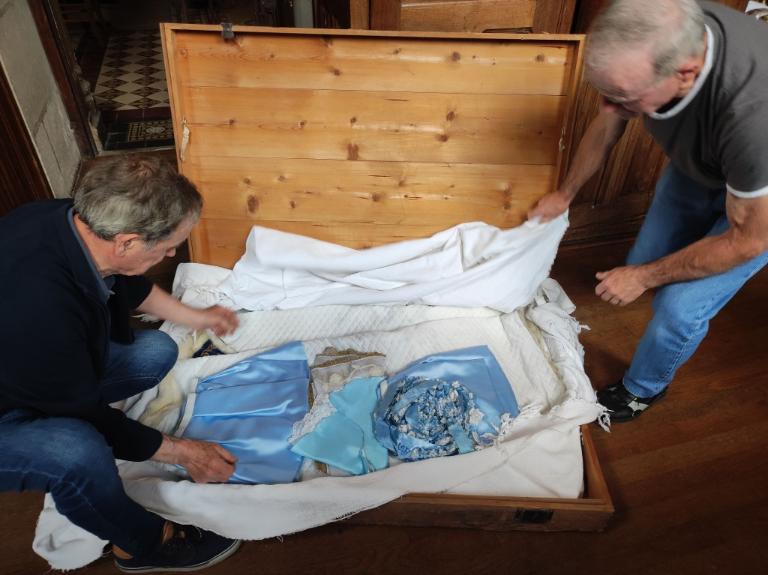 Ensemble : manteau de la Vierge, tunique de l'Enfant Jésus et habits de pages, basilique Notre-Dame-de-La-Guerche (La Guerche-de-Bretagne)