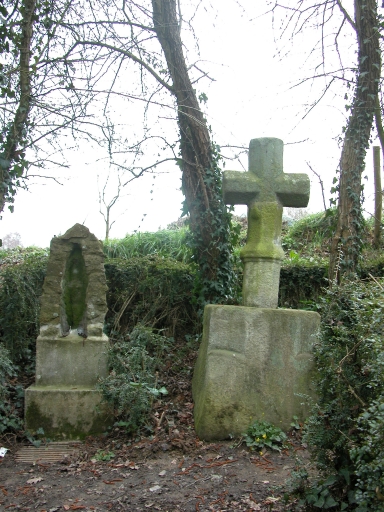 Croix de chemin, dite croix de Sainte-Justine, rue de la Cour aux Josses (Gévezé)