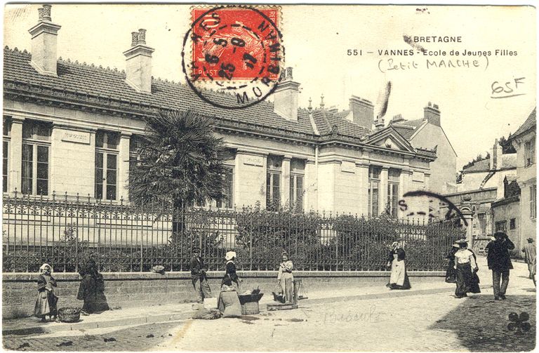 École primaire dite école Sévigné, anciennement école publique de filles de la rue Lehellec, 2, 4 ruelle de la Poissonnerie (Vannes)