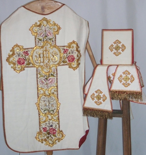 Ornement blanc 3 : chasuble, bourse de corporal, étole, manipule, voile de calice
