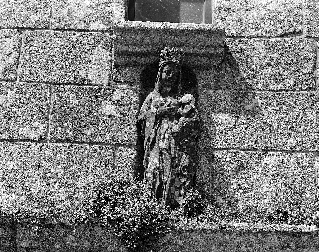 Statue (d'applique, demi-nature) : Vierge à l'Enfant allaitant, église paroissiale Saint-Colomban (Plougoulm)