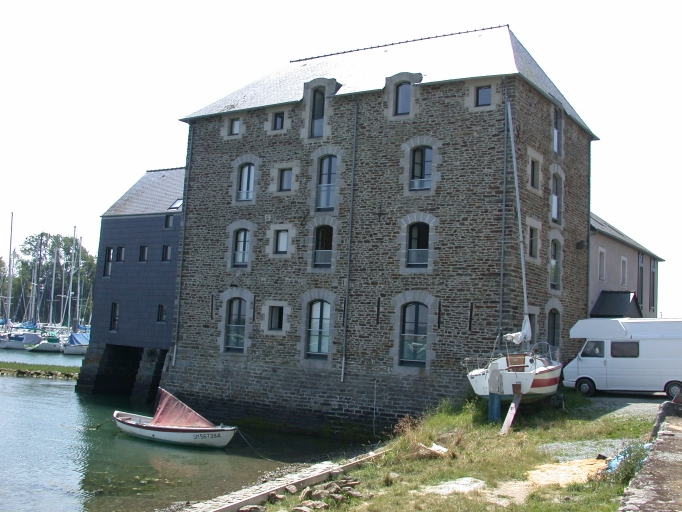 Moulin à marée de Plouër, puis de la Société du moulin de Plouër Dibonnet et Gourga fils, puis de la Société Gourga fils, puis usine de confection, actuellement immeuble à logements et bureau d'études (Plouër-sur-Rance)