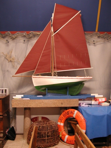 Ex-voto : maquette du langoustier 'Saint-Ivy'