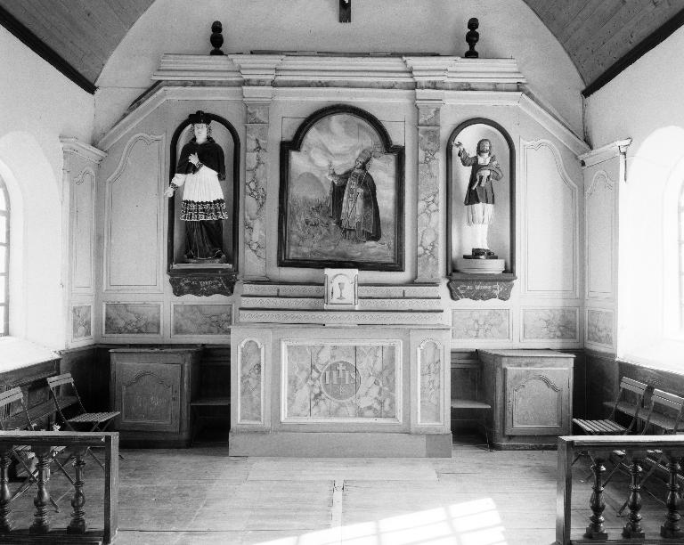 Ensemble du maître-autel : autel, retable, 3 gradins d'autel, statue de saint Yves, statue de saint Isidore chapelle Saint-Yves (Cruguel)