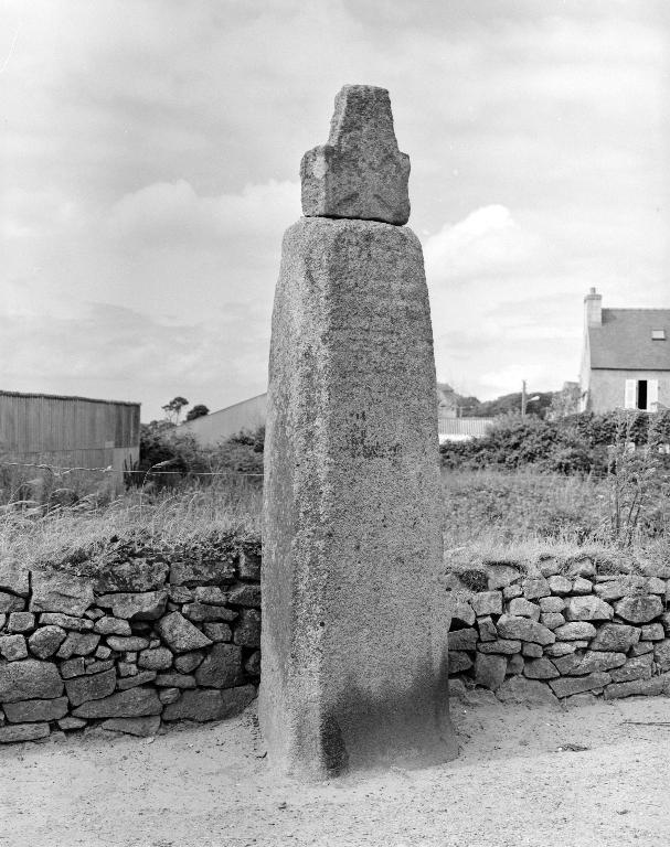 Croix monumentale, place de la Mairie (Sibiril)